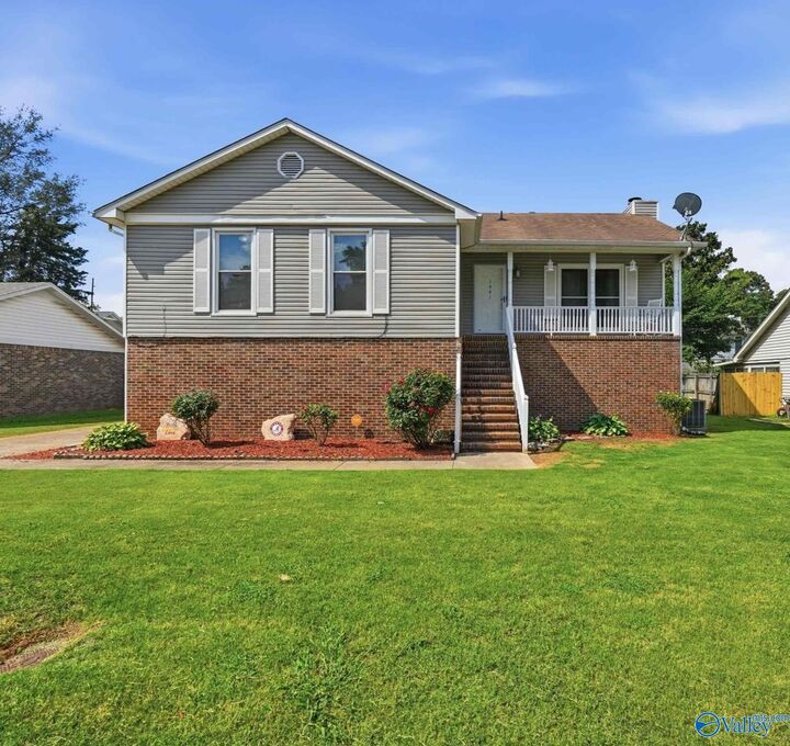 Property Photo:  1061 Sandy Springs Road NW  AL 35806 