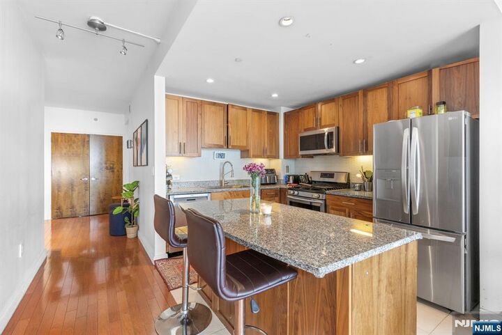 Property Photo:  20 Newport Parkway 1812  NJ 07310 