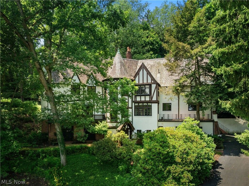 Property Photo: 2421 Brentwood Road NW OH 44708