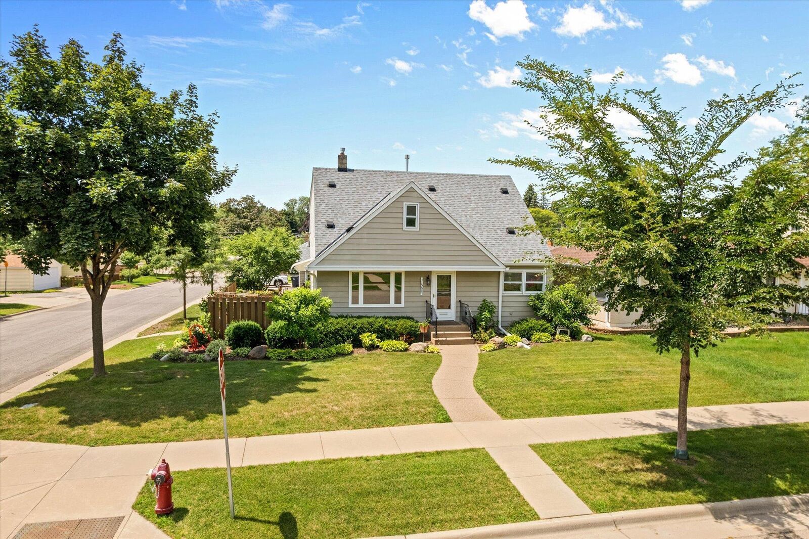 Property Photo: 1561 Chamber Street MN 55106