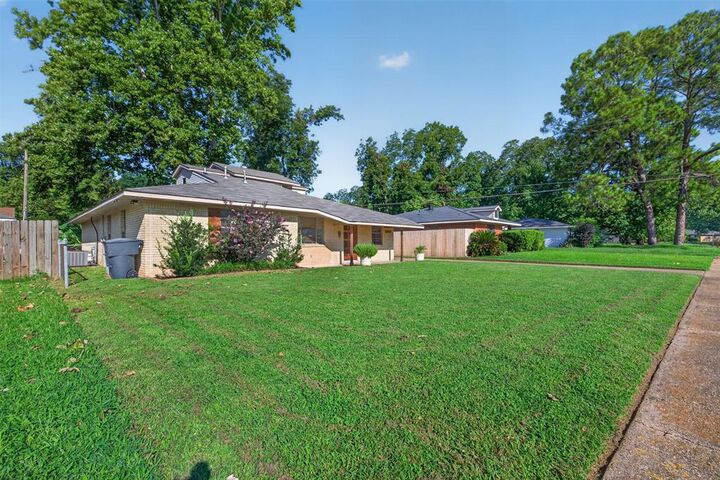 Property Photo:  2714 E Cavett Drive  LA 71104 