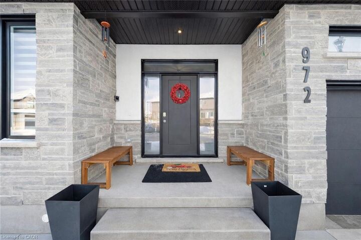 Property Photo: 972 Stonecliffe Walk 18 ON N2P 0K5