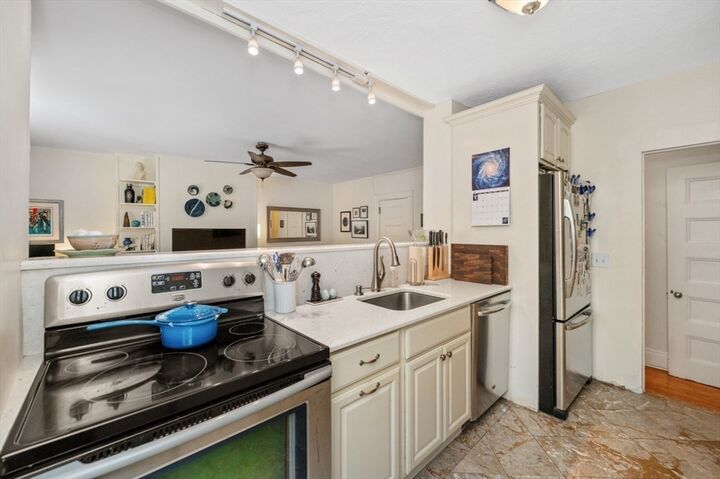 Property Photo:  21 Beacon Street 2E  MA 02108 
