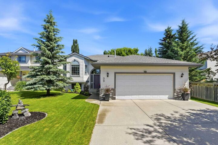 Property Photo:  39 West Terrace Crescent  AB T4C 1R7 