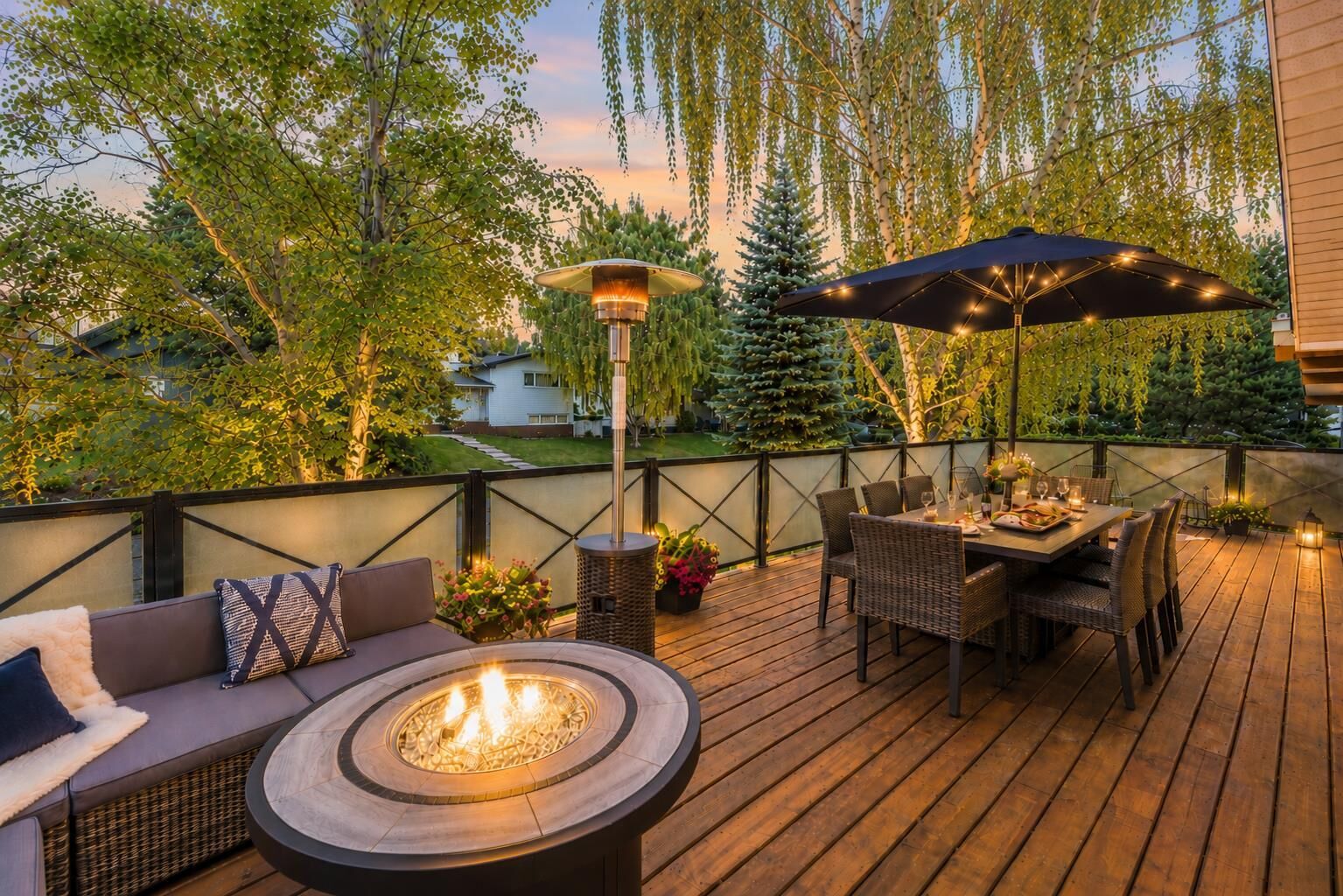 Property Photo:  76 Chinook Drive SW  AB T2V 2P9 