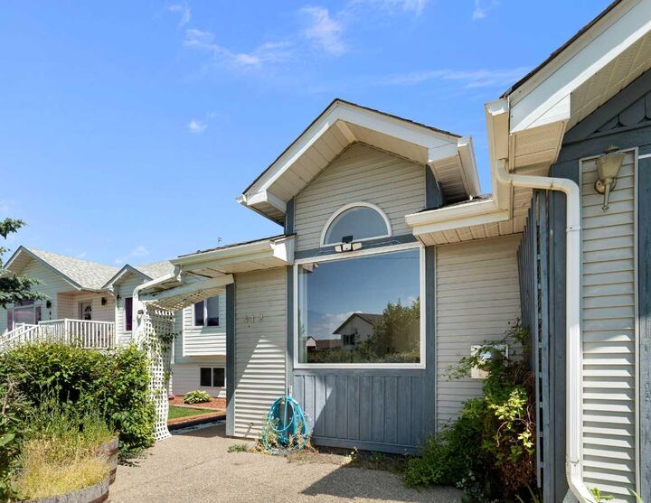 Property Photo:  412 9 Street  AB T0M 0G0 