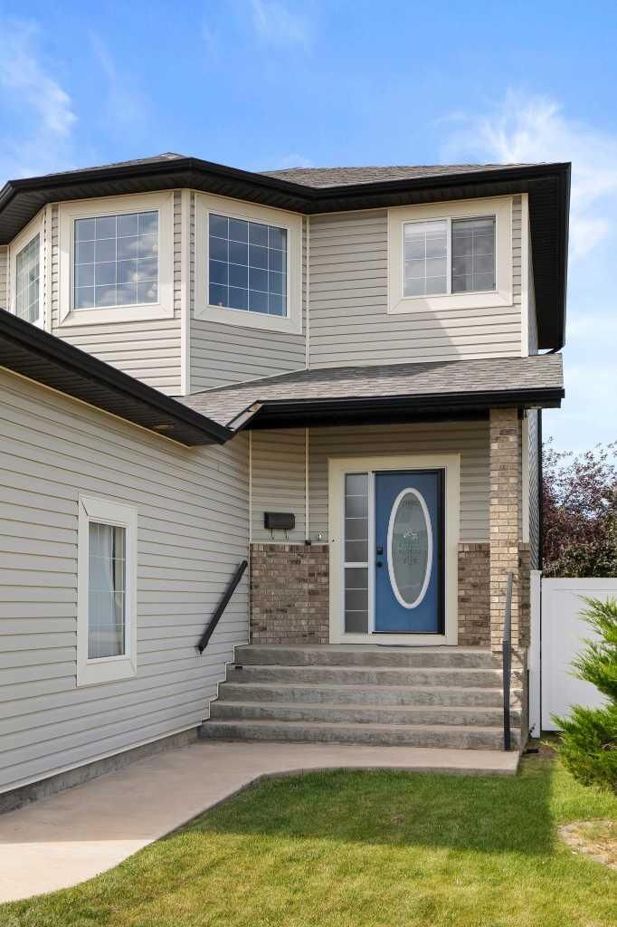 Property Photo:  440 Spruce Way SE  AB T1B 4L5 