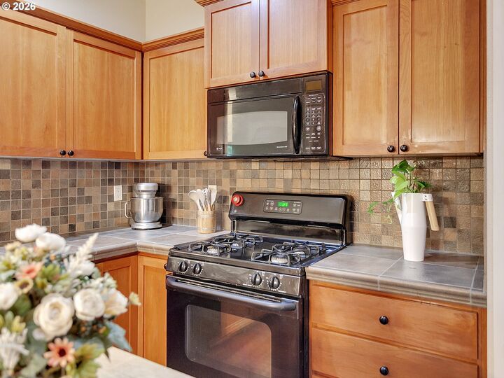 Property Photo:  28745 SW Costa Cir E  OR 97070 