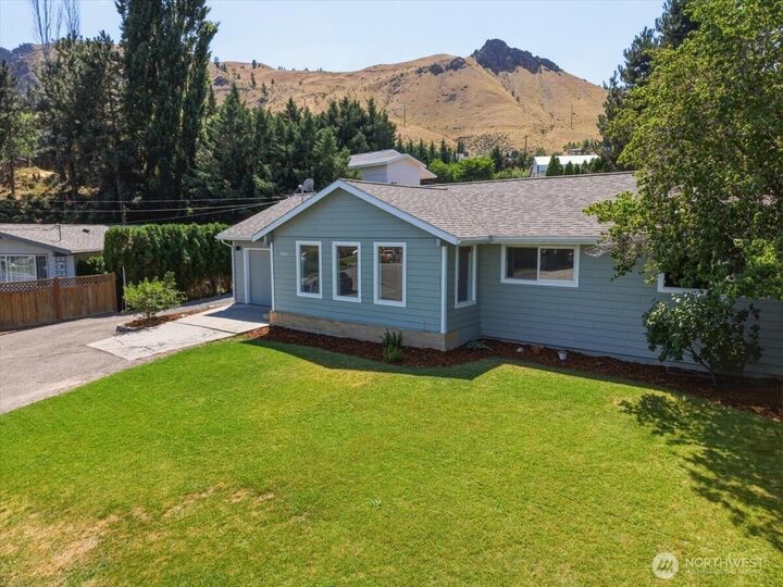 Property Photo:  1004  Vista Pl.  WA 98801 