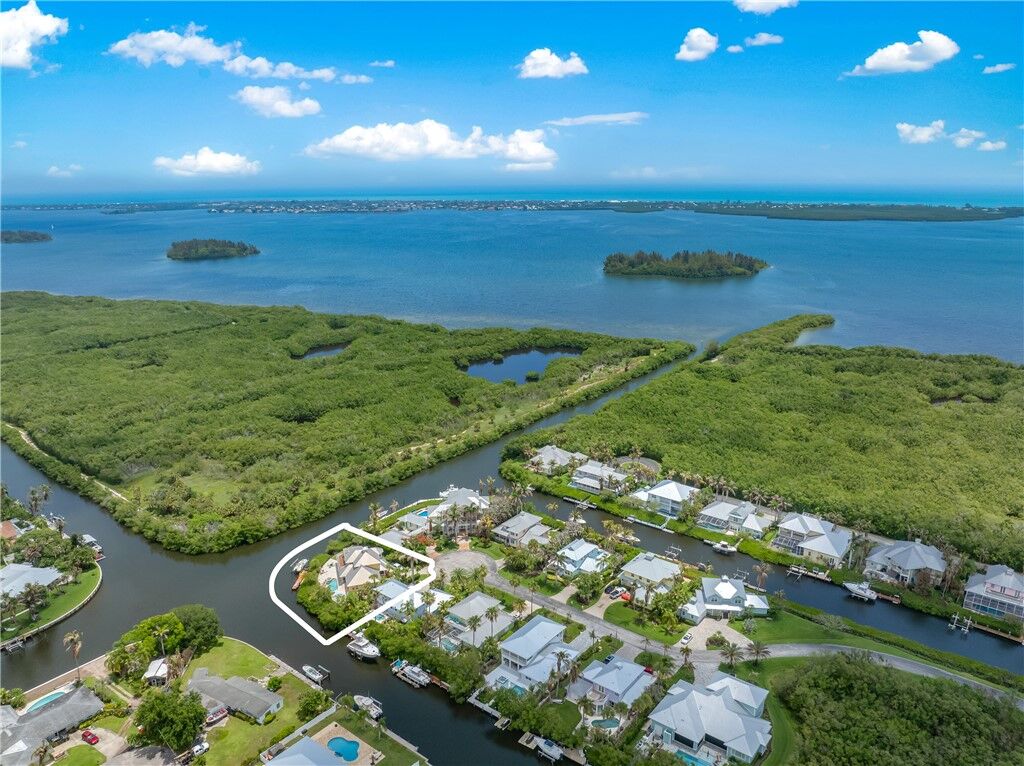 Property Photo:  2165 6th Court SE  FL 32962 