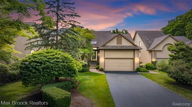 Property Photo:  4860 Lagoons Circle  MI 48323 