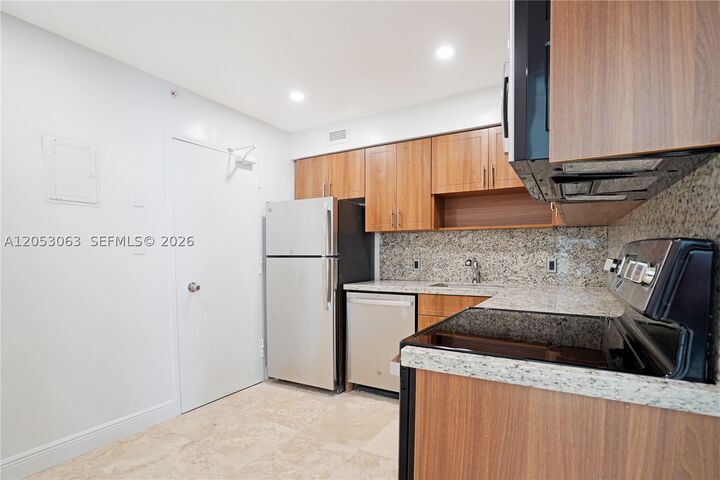 Property Photo: 5101 Collins Ave 14L FL 33140