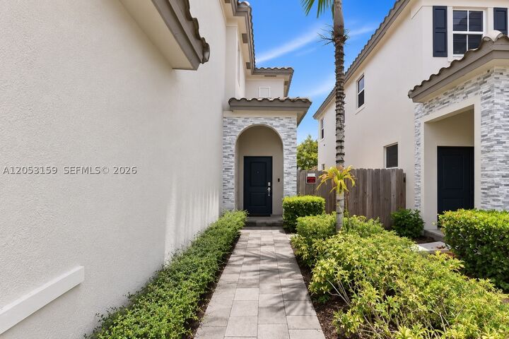 Property Photo: 1367 SE 26th Ter FL 33035