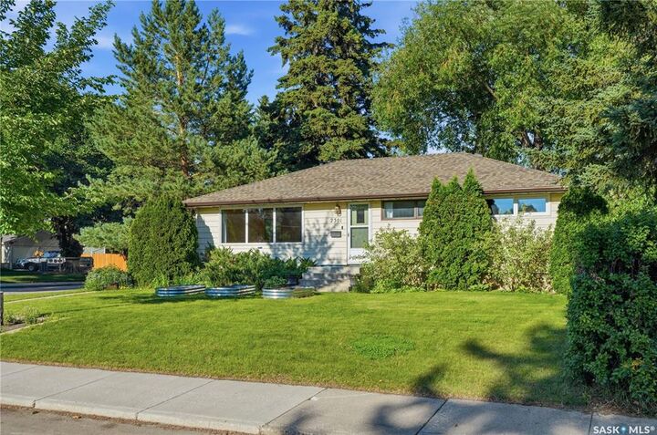 Property Photo: 2301 Cairns Avenue SK S7J 1T9