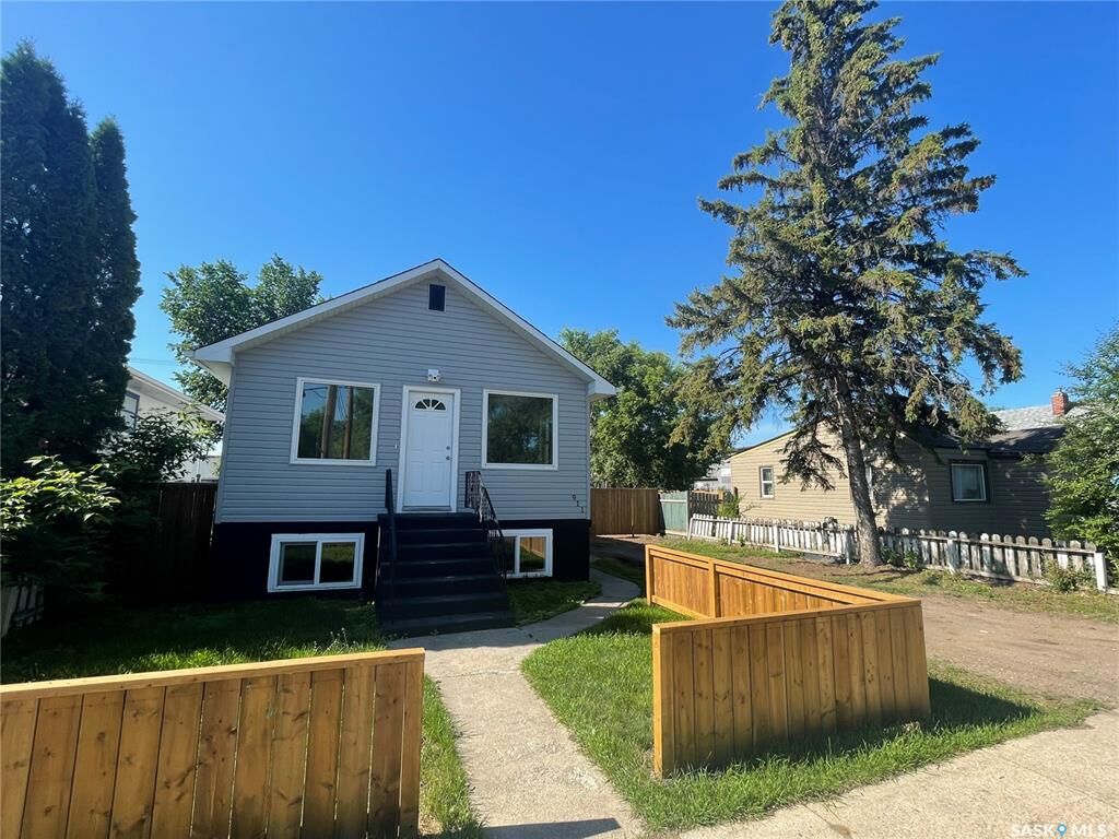 Property Photo: 911 23rd Street W SK S7L 0A5