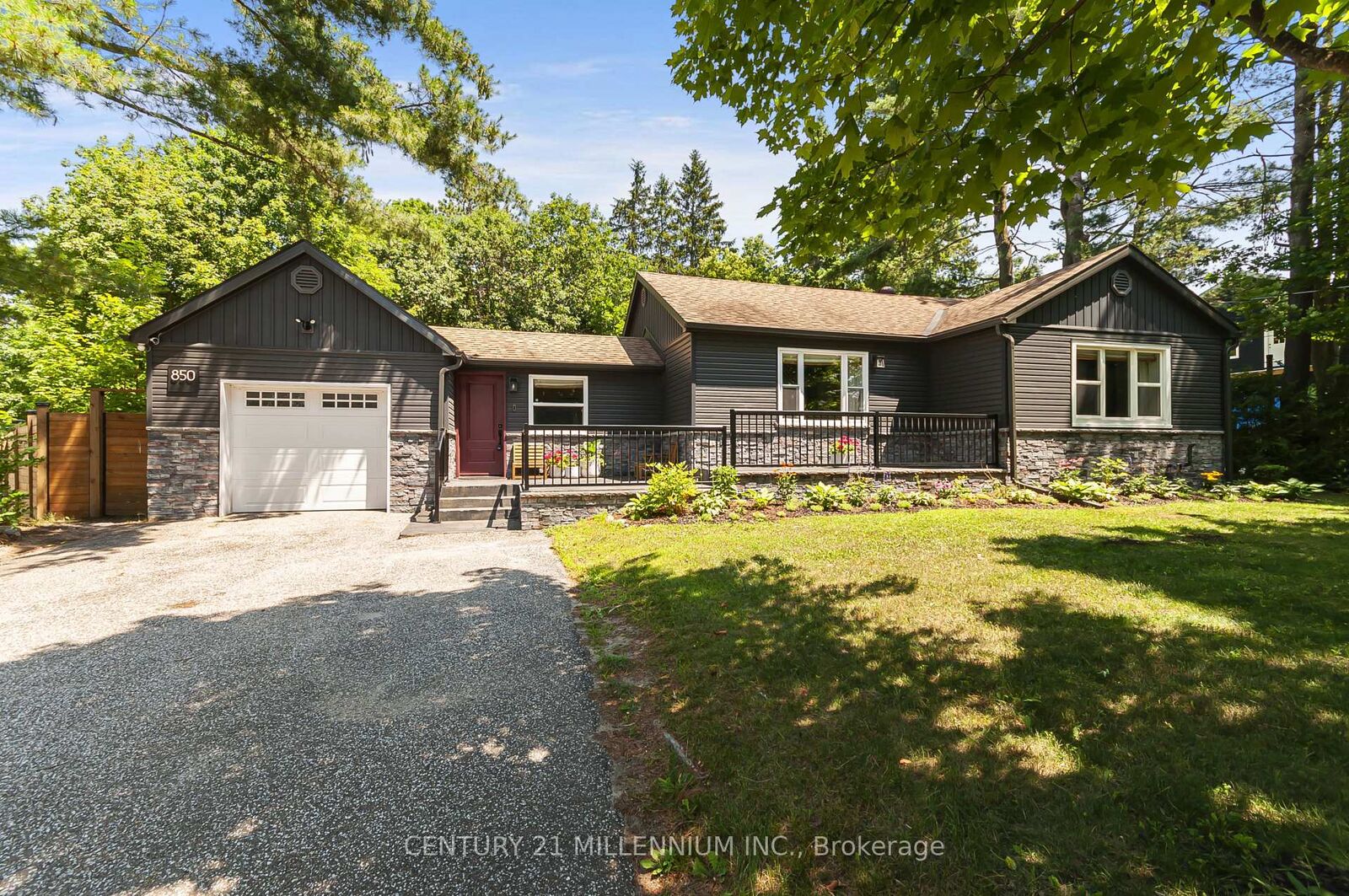 Property Photo: 850 Muskoka Road N ON P1P 1C1