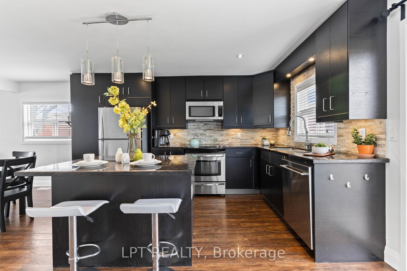 Property Photo:  818 Poplar Avenue  ON L4P 3E9 