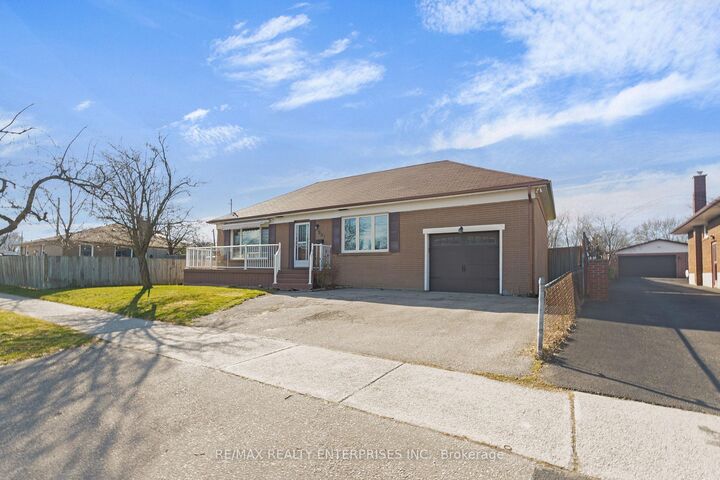 Property Photo:  951 Atwater Avenue  ON L5E 1M4 