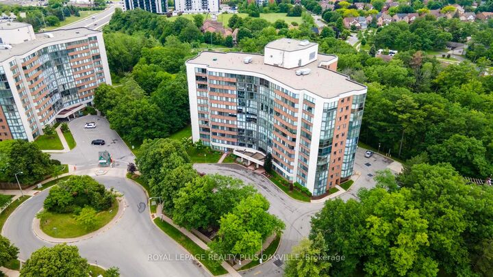 Property Photo:  1240 Marlborough Court 1006  ON L6H 3K7 