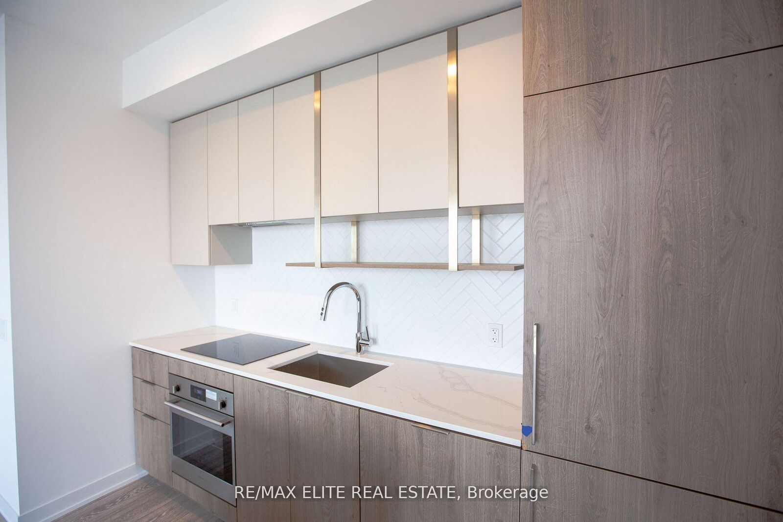Property Photo: 15 Holmes Avenue 1704 ON M2N 0L4