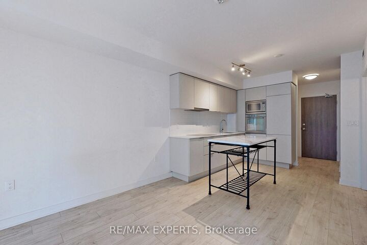 Property Photo: 27 Bathurst Street 1114 ON M5V 0R1