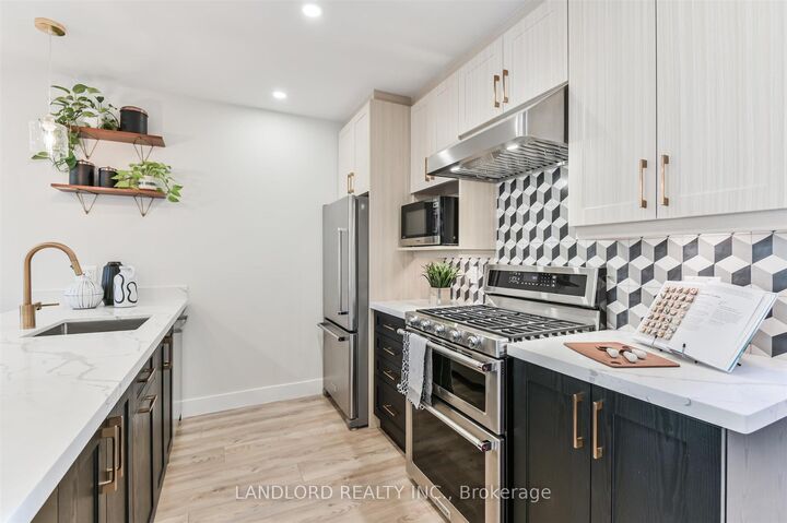 Property Photo:  90 Tecumseth Street Upper  ON M6J 2G9 