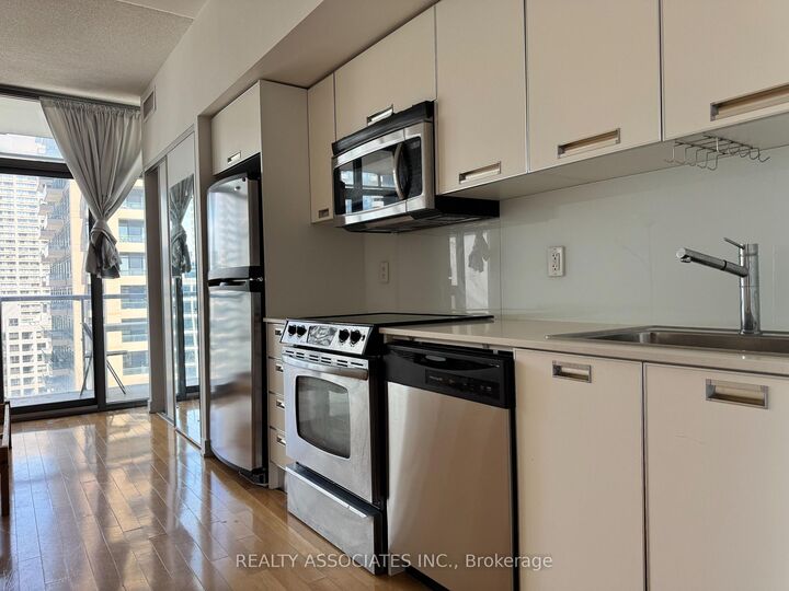 Property Photo:  33 Charles Street E 2210  ON M4Y 0A2 