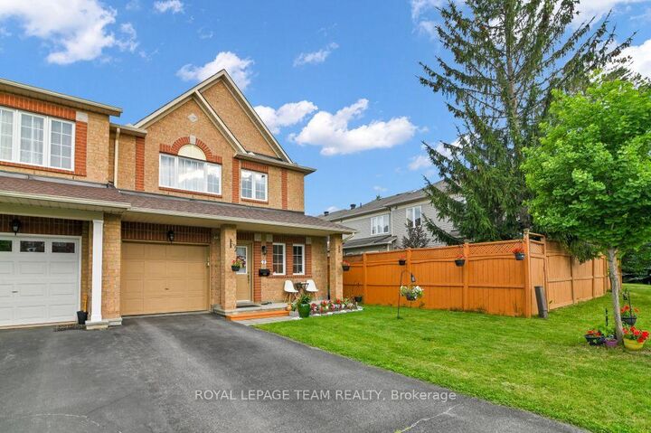 Property Photo: 7 Karendale Street ON K2G 6V7