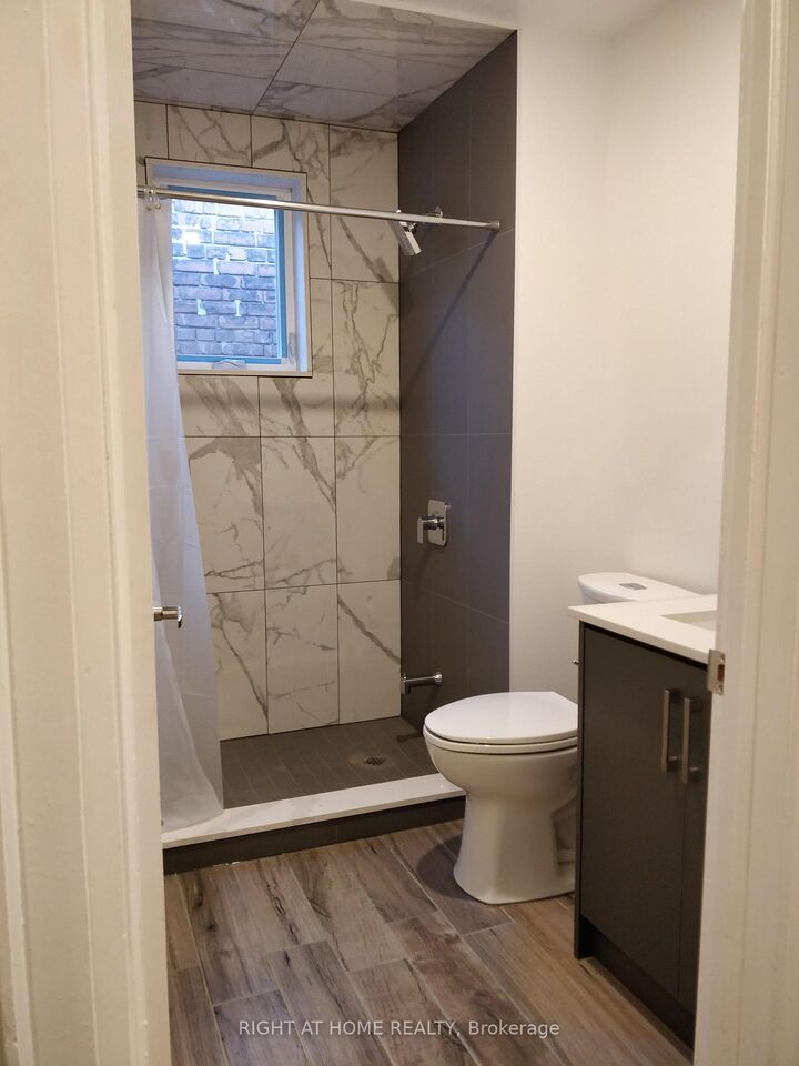 Photo de la propriété: 755 Dupont Street 2 ON M6G 1Z5