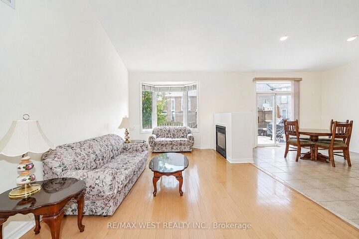 Property Photo: 21 Mira Vista Place ON L4H 1K9