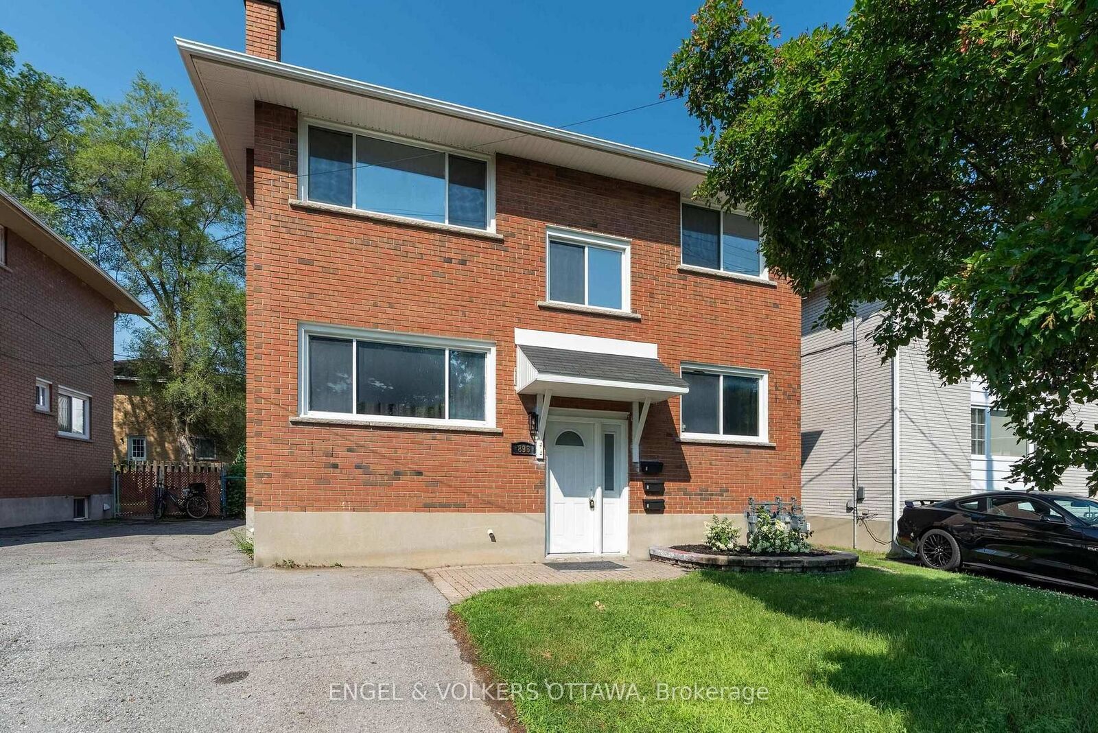 Property Photo: 896 Pinewood Crescent 3 ON K2B 5Y4
