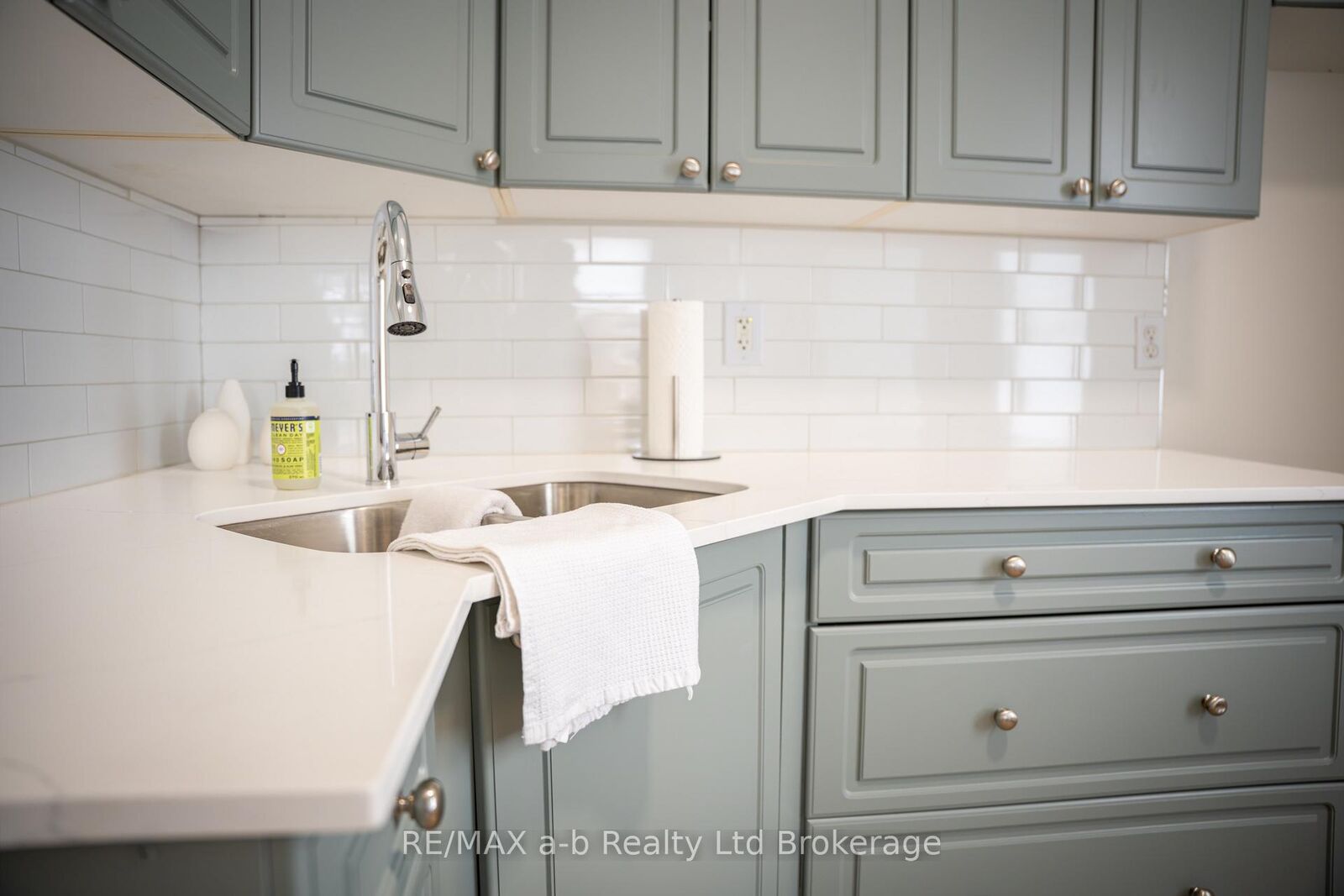 Property Photo:  390 Ontario Street Upper  ON N5A 3H9 