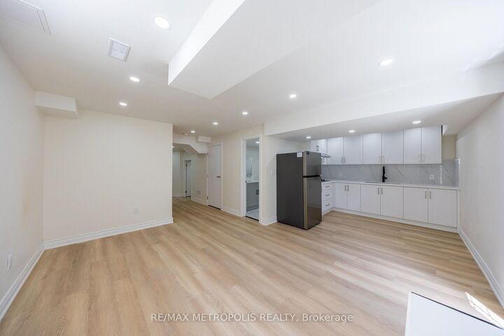 Photo de la propriété:  23 Gordon Cowling Street Bsmt  ON L1E 0G7 