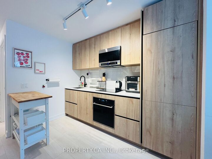 Property Photo: 127 Broadway Avenue 803 ON M4P 1V4