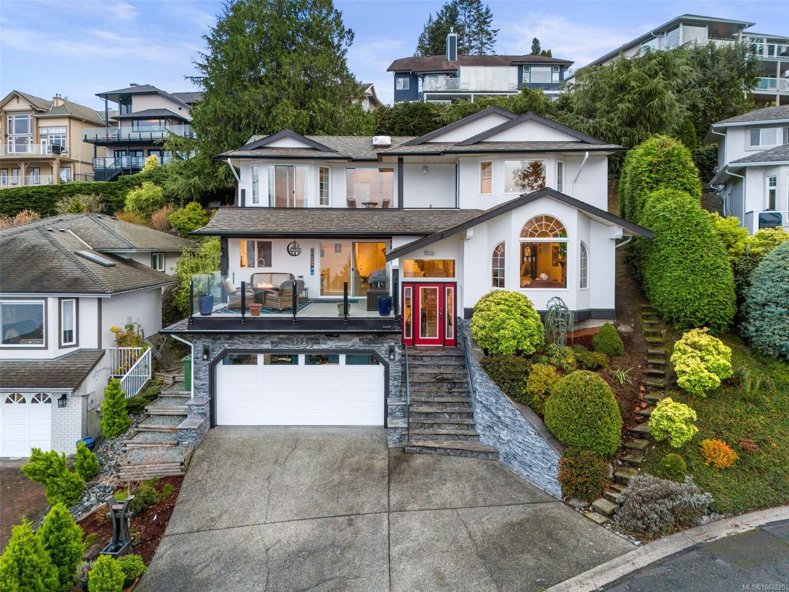 Property Photo: 552 Marine Pl BC V8H 0K8