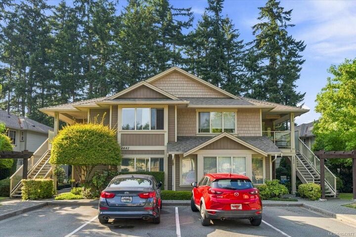 Property Photo: 4442 Hedgestone Pl #202 BC V9T 0E6