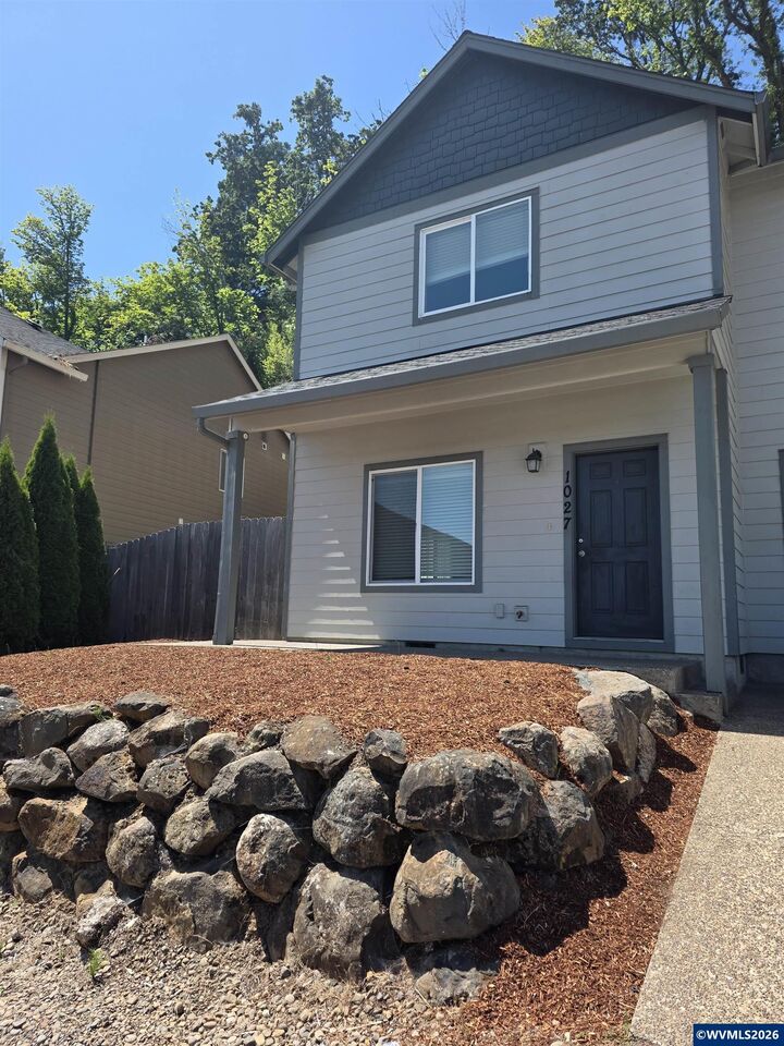 Property Photo: 1027-102 Arthur Wy NW OR 97304