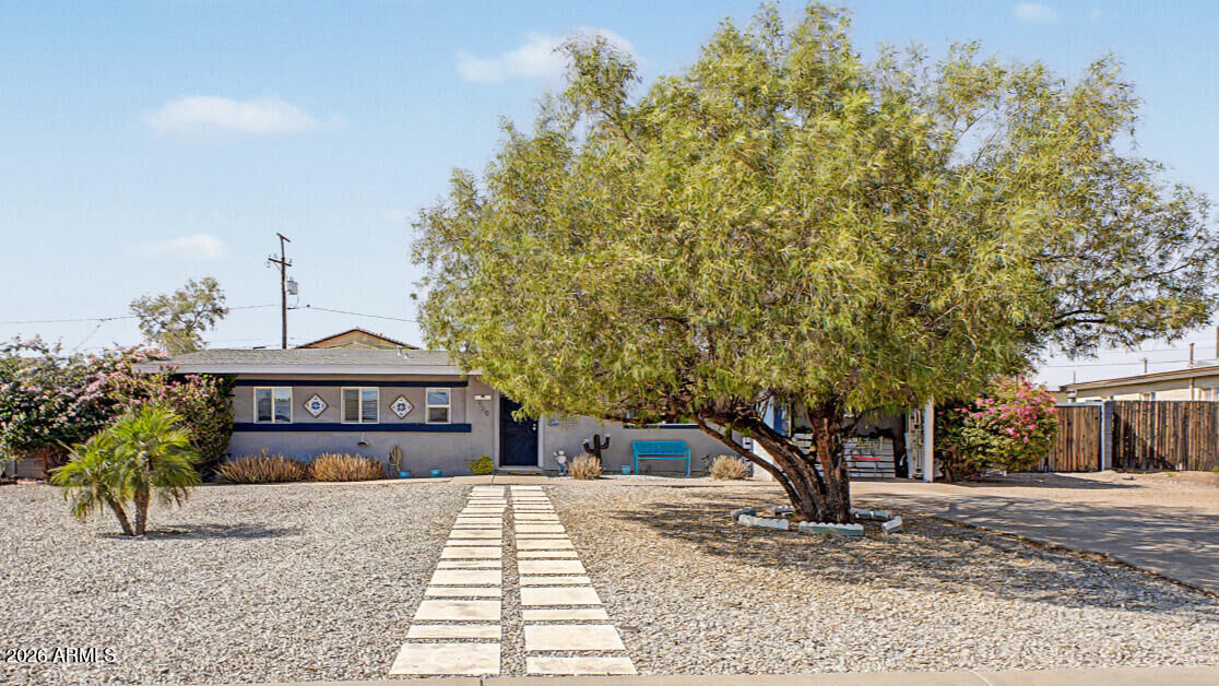 Property Photo:  930 E Desert Avenue  AZ 85119 