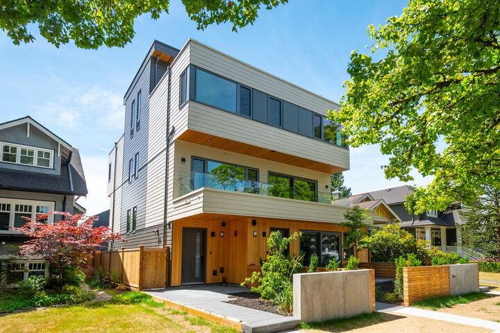 Property Photo: 3120 W 11th Avenue 1 BC V6K 2M7