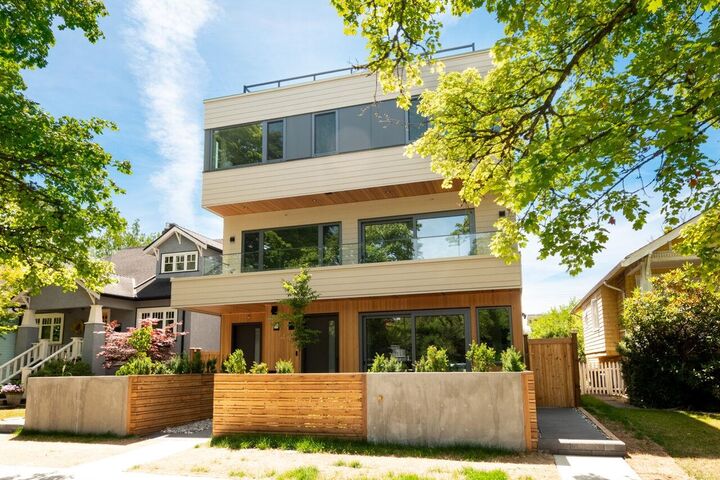 Property Photo: 3120 W 11th Avenue 3 BC V6K 2M7