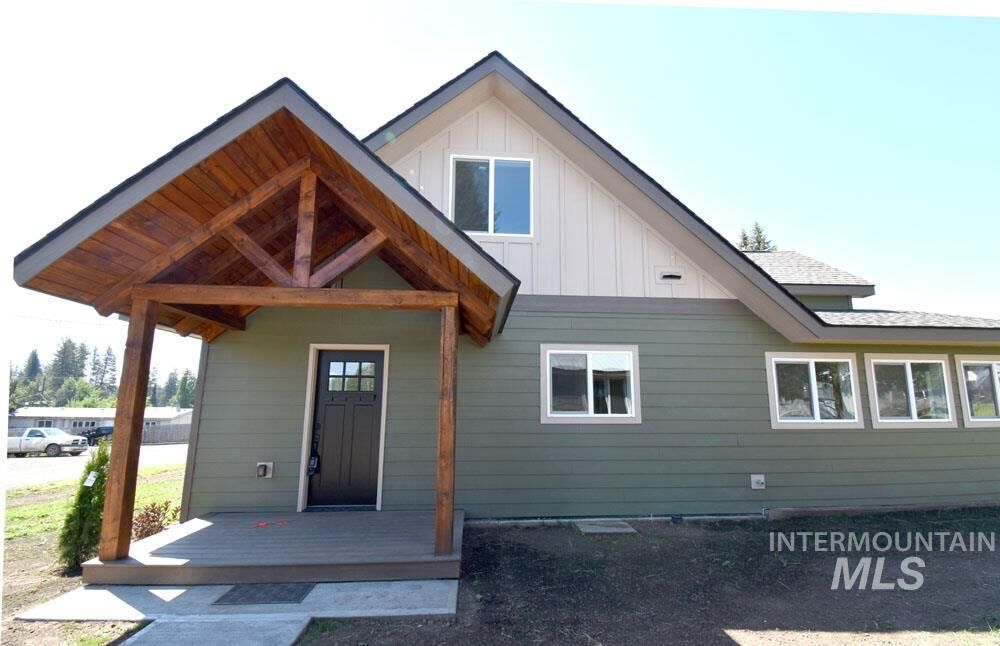 Property Photo:  413 Ellis Avenue  ID 83555 