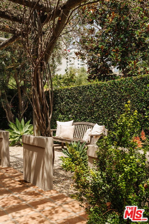 Property Photo:  9008 Elevado St  CA 90069 