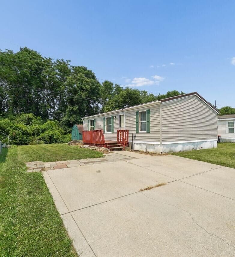 Property Photo: 1100 Thornwood Drive OH 43056