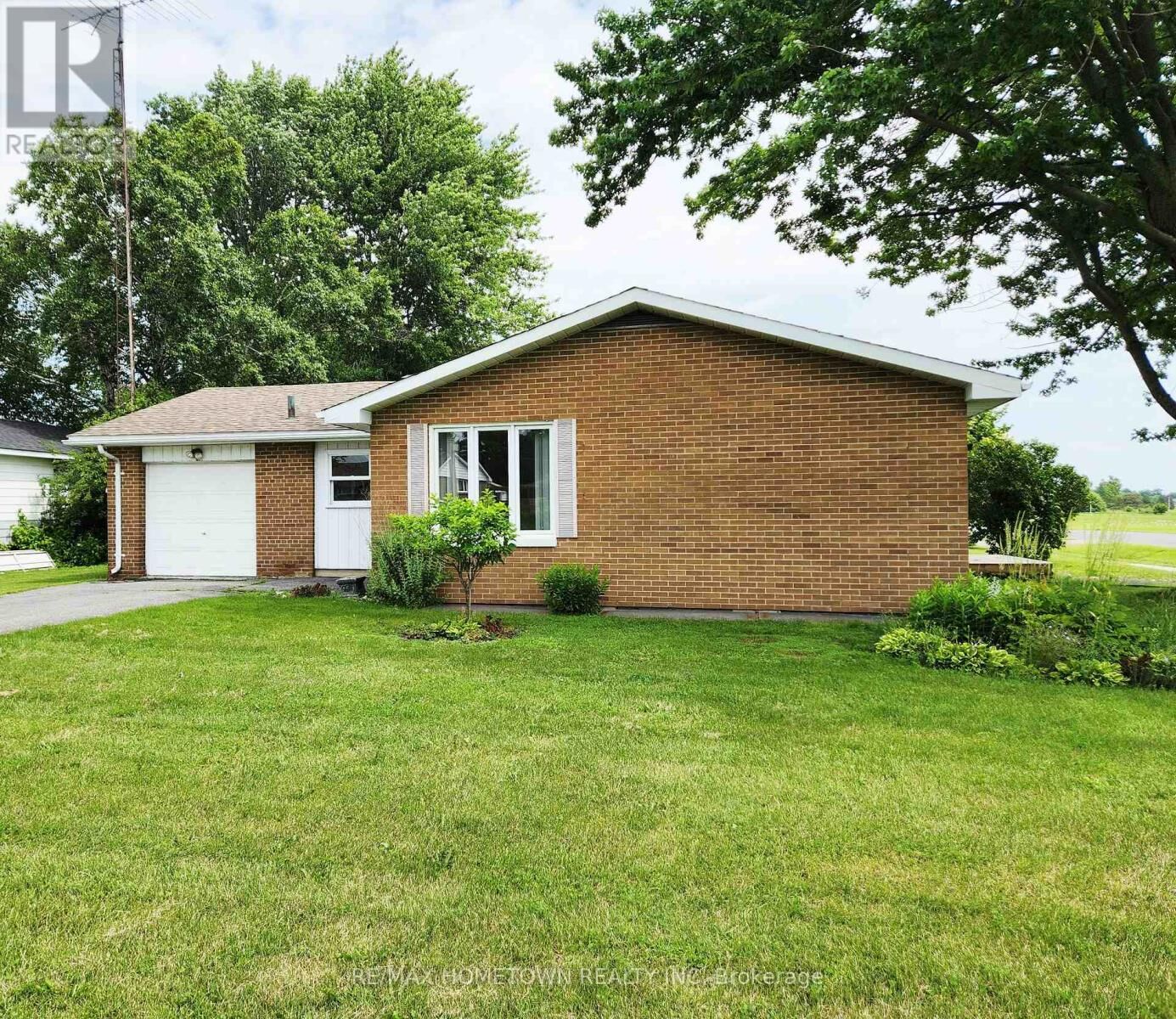 Property Photo: 38 Elizabeth Drive ON K0E 1K0
