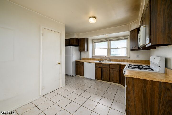 Property Photo: 906 Robin Rd NJ 08844