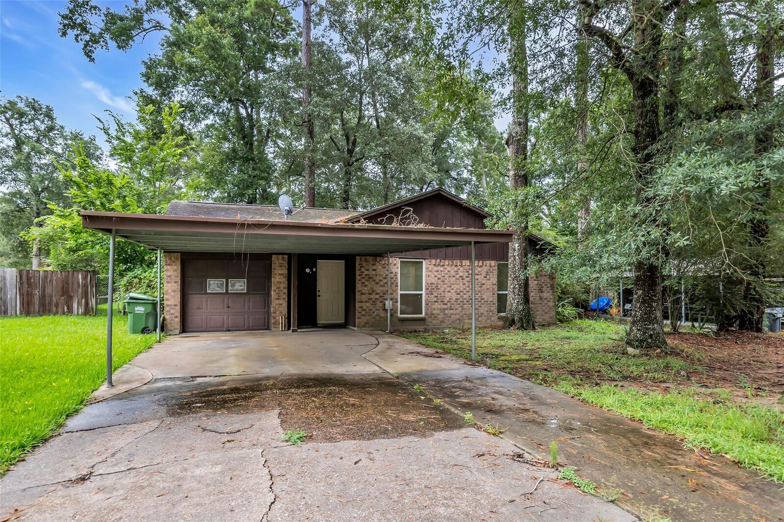 Property Photo: 1303 S Fenner Avenue TX 77327