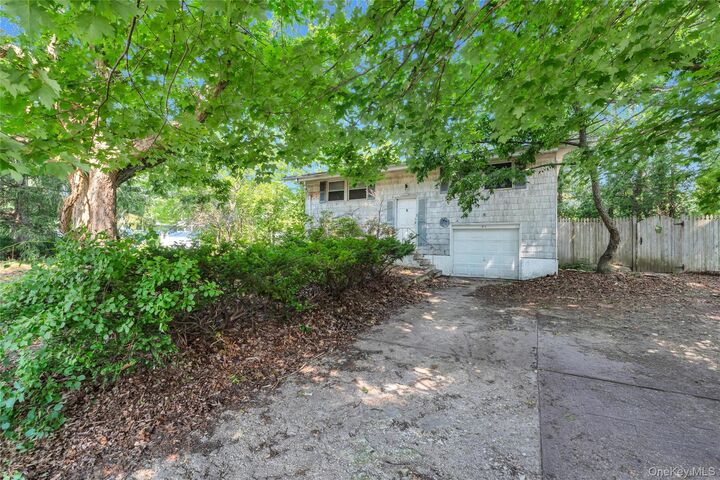 Property Photo:  41 Arrowhead Lane  NY 11733 