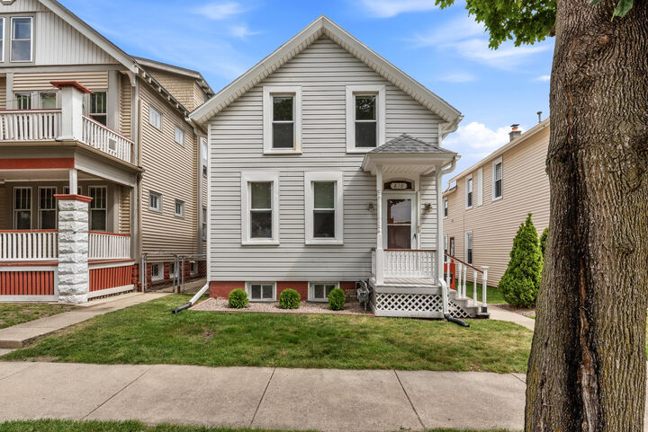 Property Photo:  810 E Lincoln Ave  WI 53207 