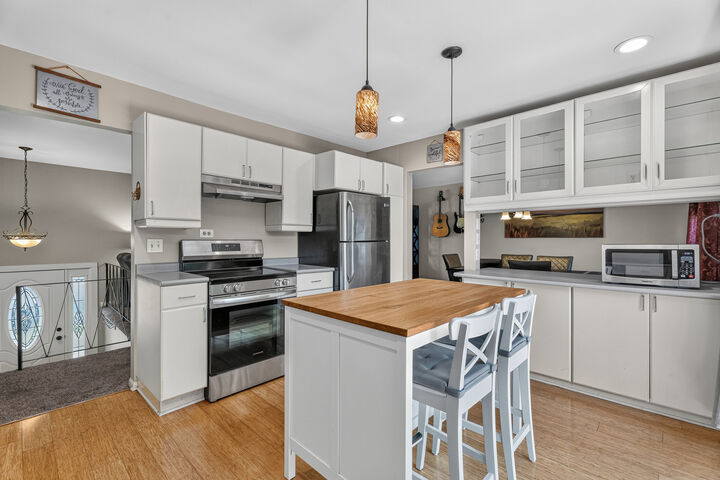 Property Photo:  4 Devon Court  IL 60440 