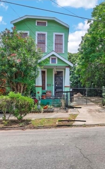 Property Photo:  2608 Chippewa Street  LA 70130 